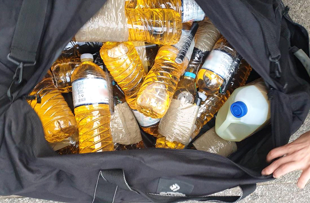 Πάτρα: Τα σακίδια πλάτης έκρυβαν 17 μολότοφ – Τι ψάχνουν τώρα οι αστυνομικοί