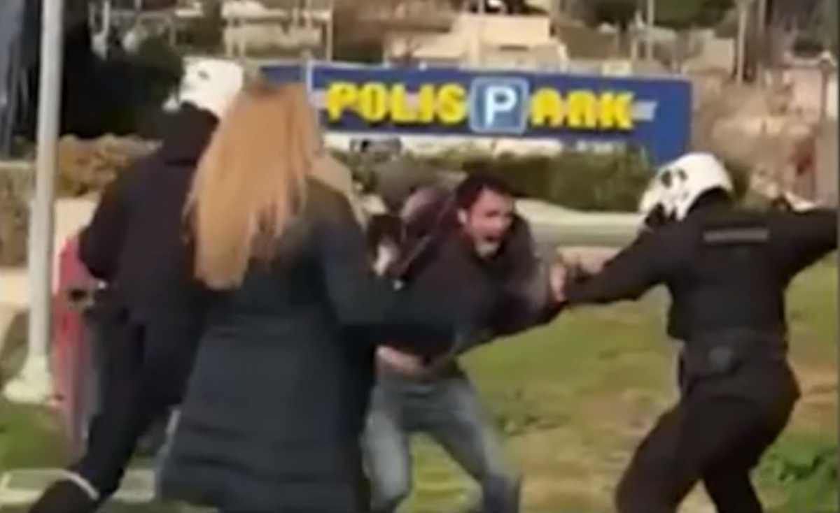 Νέα Σμύρνη: Σοκάρει η γυναίκα που πήγε να υπερασπιστεί τον νεαρό από τους αστυνομικούς (video)