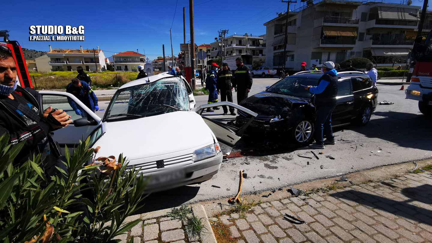 Ναύπλιο: Σοβαρό τροχαίο με δύο τραυματίες – Μάχη με τον χρόνο για τον απεγκλωβισμό ηλικιωμένου (pic)