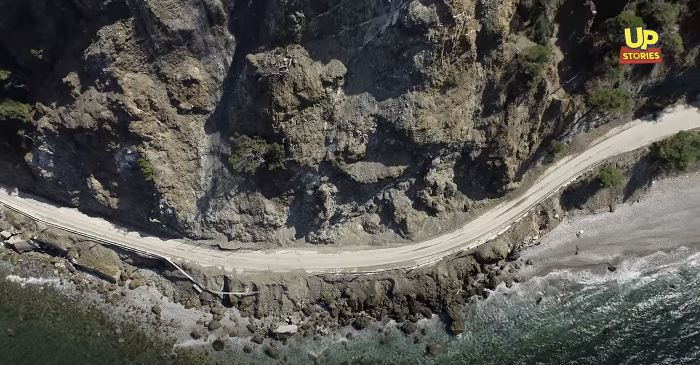 Προσοχή, βρέχει βράχους: Αυτός ο παραλιακός δρόμος της Αττικής είναι ο πιο επικίνδυνος της Ελλάδας (video)