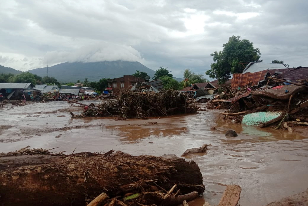 Ινδονησία: Σχεδόν 80 οι νεκροί από τις φονικές πλημμύρες (pics)