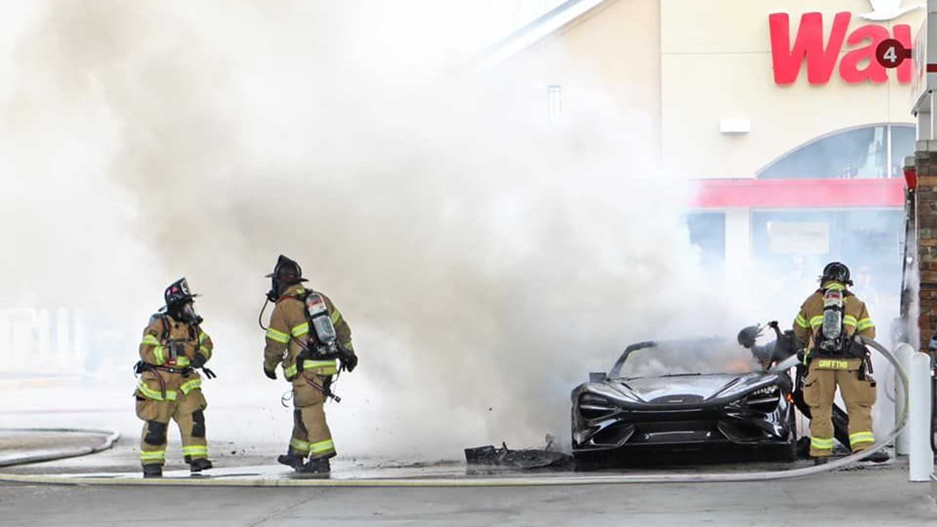 Συλλεκτική McLaren έγινε στάχτη, την ώρα που ανεφοδιαζόταν με καύσιμα! (pics)