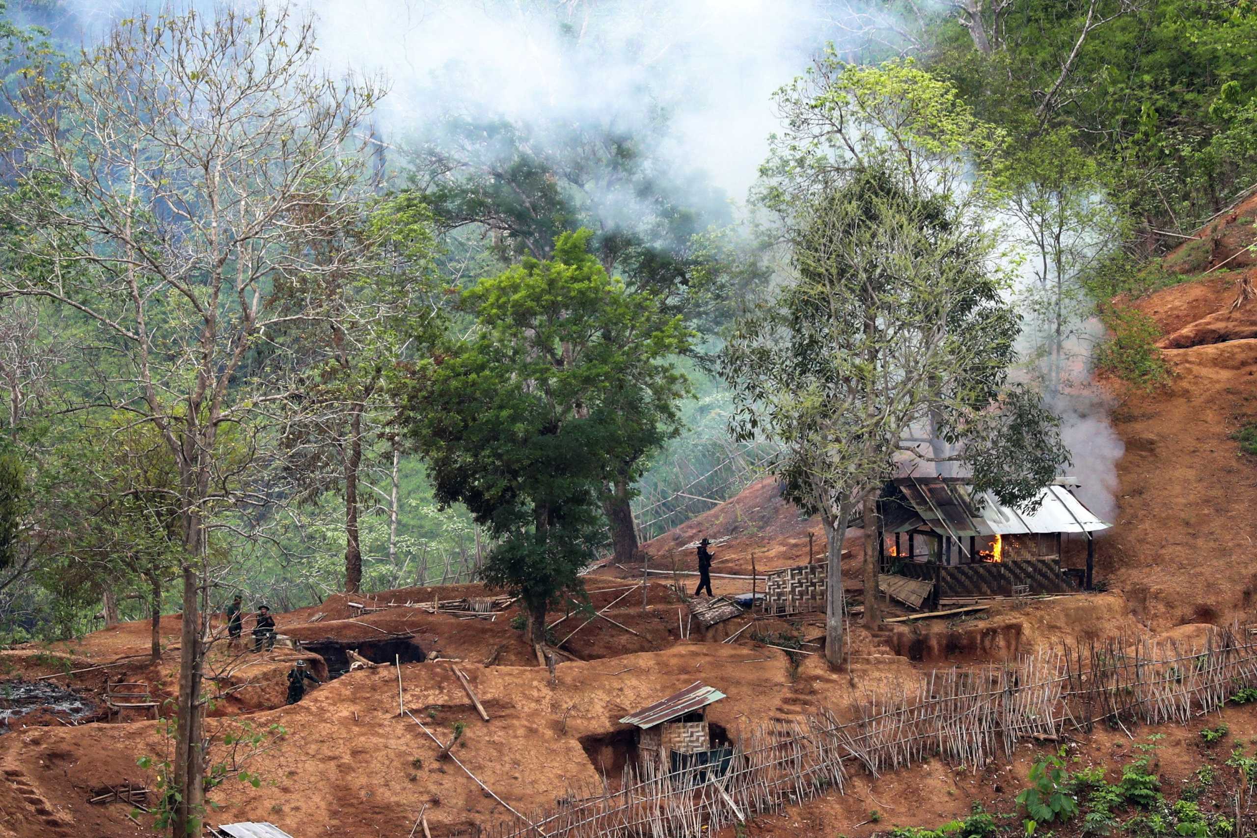 Μιανμάρ: Νέες επιθέσεις με ρουκέτες σε βάσεις του στρατού (video)
