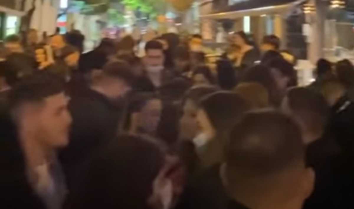 Βόλος: Απίστευτες εικόνες συνωστισμού στην πλατεία Αγίου Νικολάου (video)