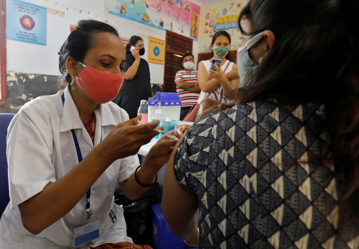 Ινδία: Ξεκινά εσπευσμένα και μετ’ εμποδίων εκστρατεία εμβολιασμού 600 εκατομμυρίων πολιτών