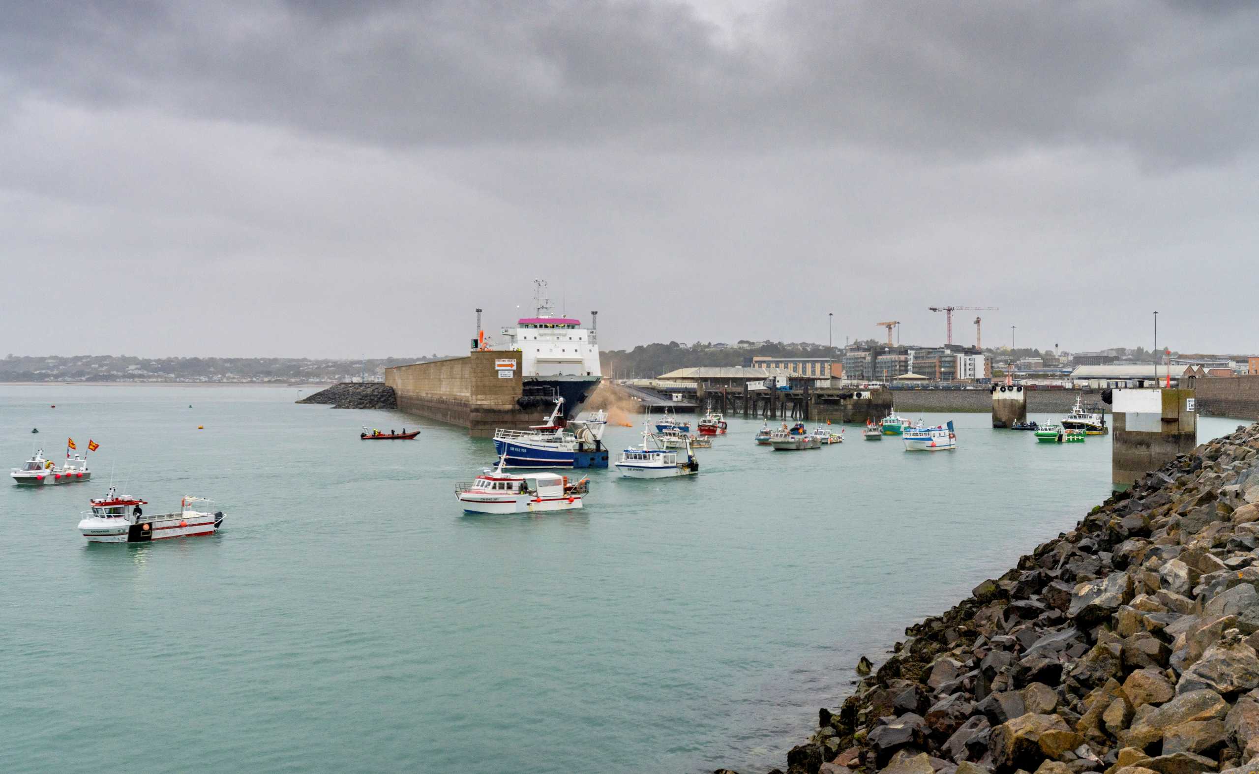 «Πολεμικό» σκηνικό στη Μάγχη: Γάλλοι ψαράδες απέκλεισαν λιμάνι – Στο Τζέρσεϊ βρετανικά πολεμικά (pics, vids)