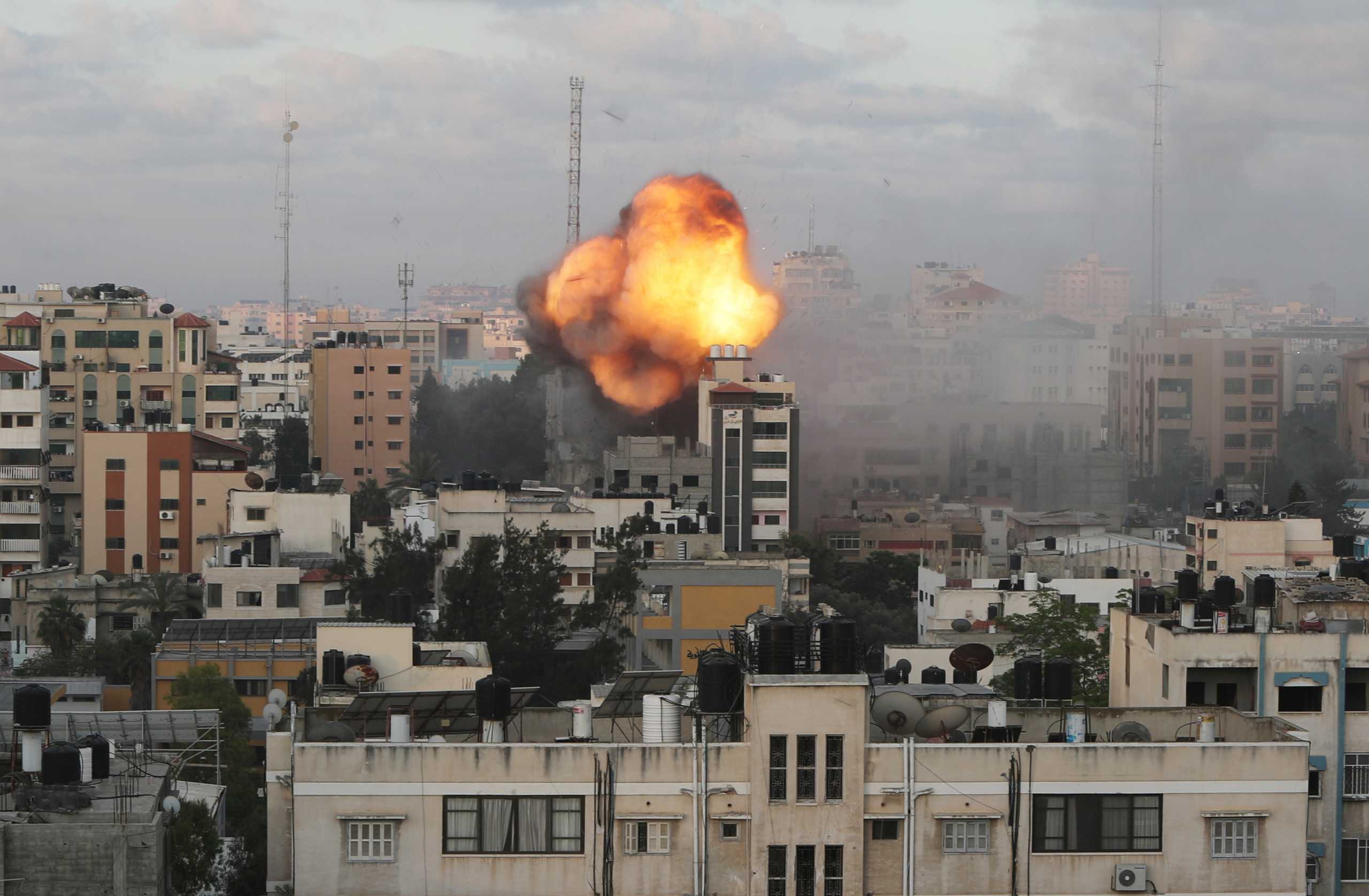 Συνεχίζεται το αιματοκύλισμα στη Γάζα: Τουλάχιστον 221 νεκροί – Εντείνονται οι διπλωματικές προσπάθειες για να τερματιστεί η βία (pics, vids)