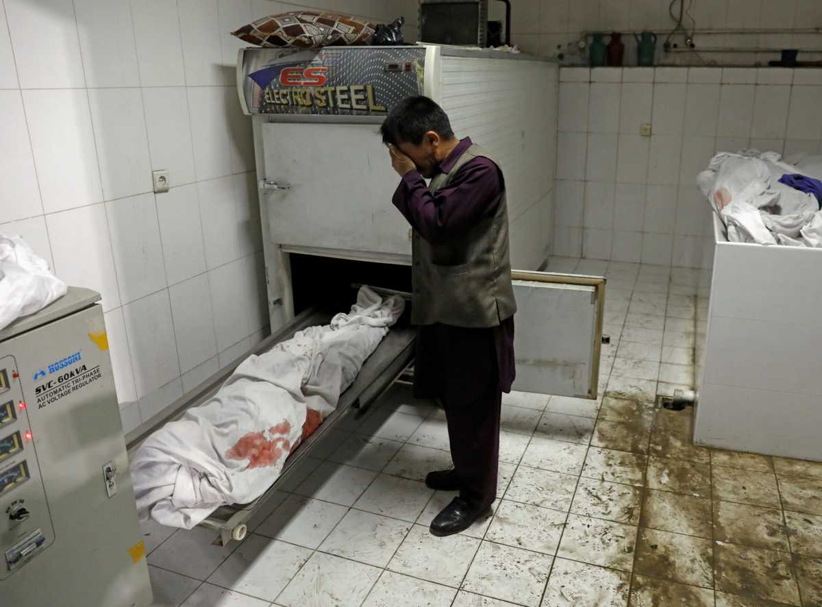 Σφαγή στη Καμπούλ: Δεκάδες μαθήτριες νεκρές μετά από βόμβα κοντά σε σχολείο θηλέων (pics)