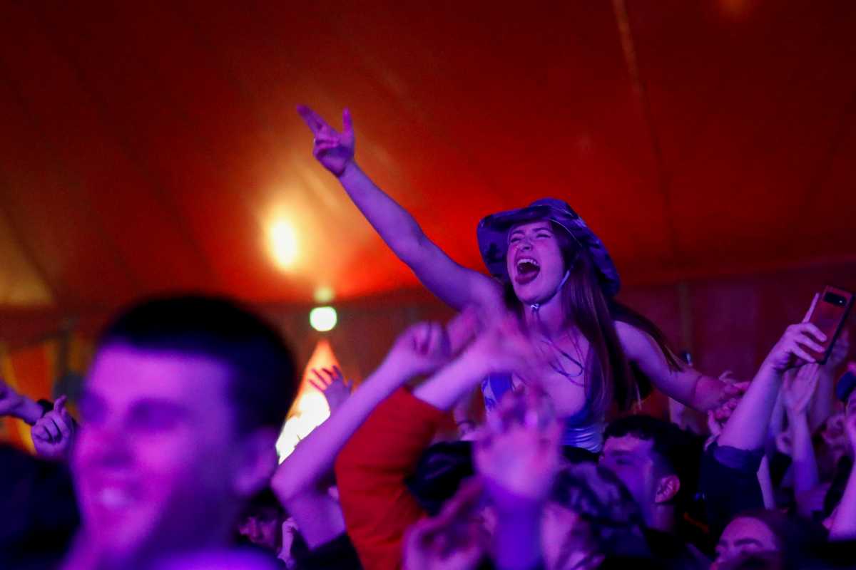Κορονοϊός – Το «πείραμα» του Λίβερπουλ: Φεστιβάλ χωρίς μάσκες και 5.000 ανθρώπους (pics)