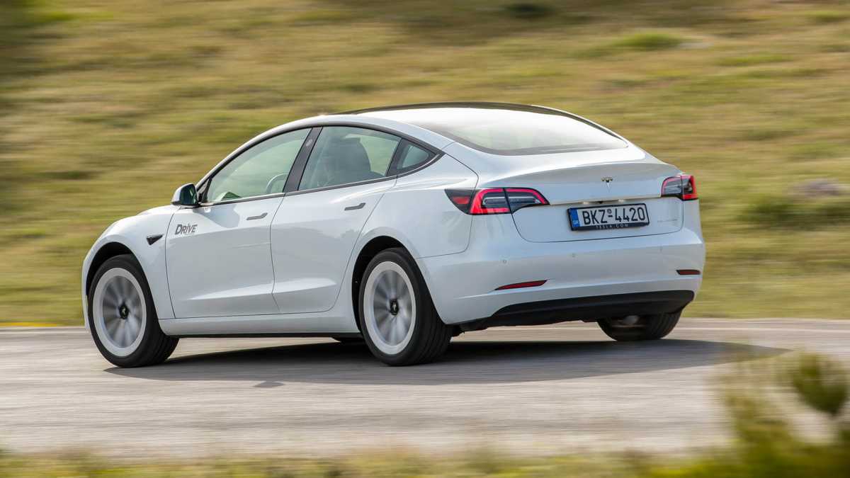 Tesla Model 3: Δοκιμάζουμε το πιο πολυσυζητημένο αυτοκίνητο της δεκαετίας! (video)