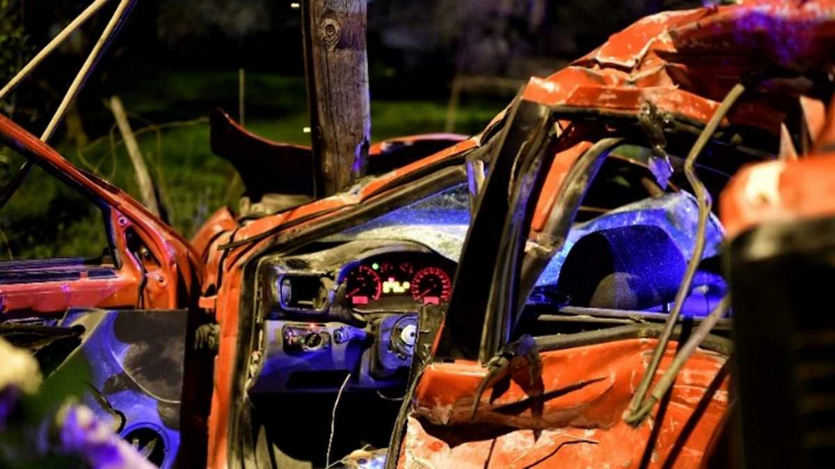 Κορινθία: Φορτηγό βγήκε από τον δρόμο – Οδηγός και συνοδηγός απεγκλωβίστηκαν τραυματισμένοι
