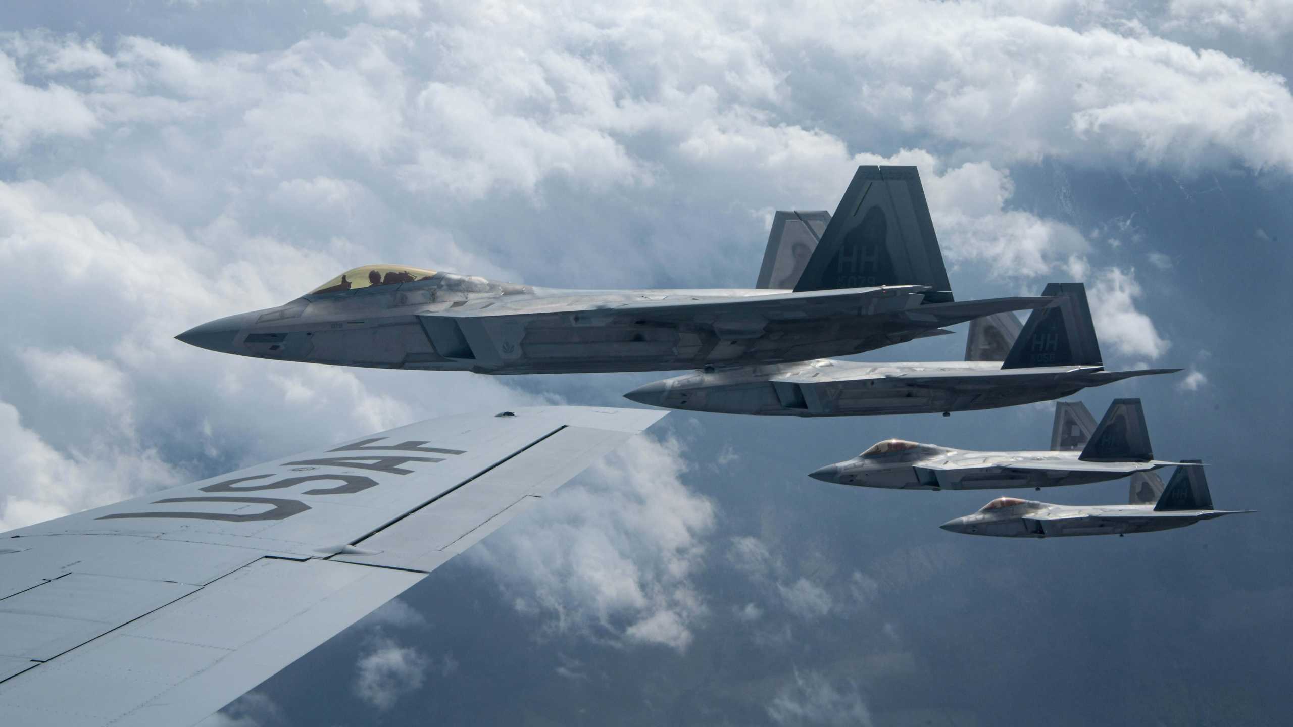 F-22: «Μυστήριο» με scramble των stealth μαχητικών για άγνωστο «στόχο»