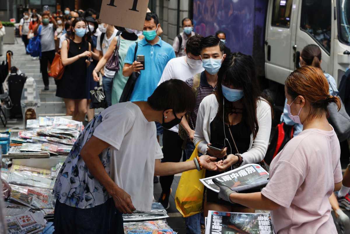 Χονγκ Κονγκ: Ουρές χιλιομέτρων για το τελευταίο φύλλο της εφημερίδα Apple Daily (pics, vids)