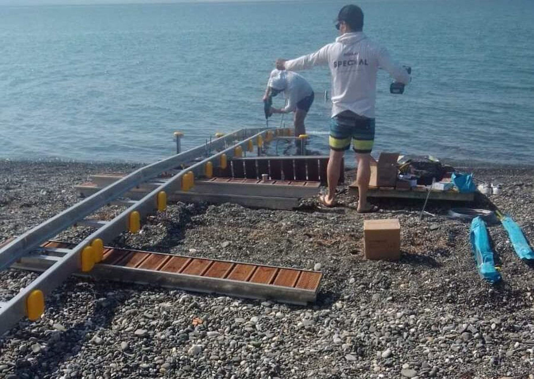 Ψαχνά: Κατήγγειλε την τοποθέτηση ράμπας ΑΜΕΑ στην παραλία για… καταπάτηση αιγιαλού
