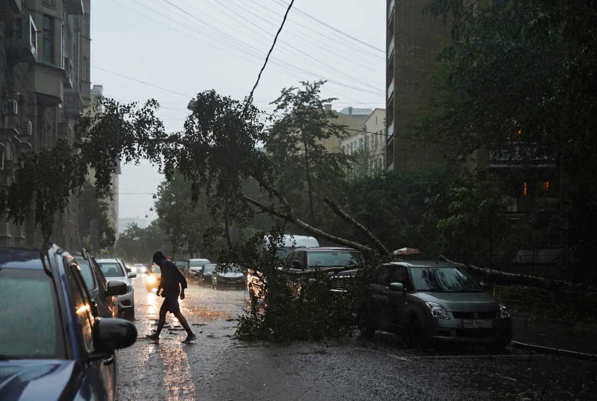 Καταρρακτώδεις βροχές πλημμύρισαν τους δρόμους της Μόσχας – Κατάρρευση στέγης στην κάμερα