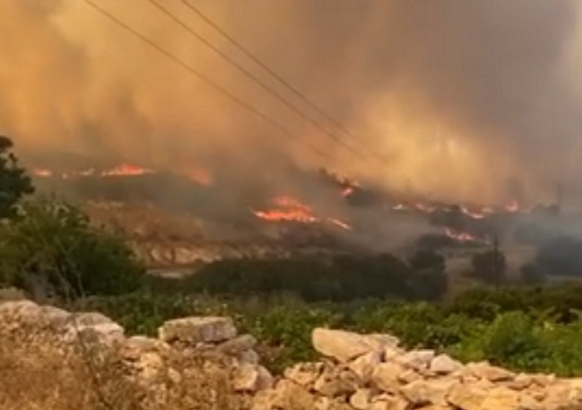 Φωτιά στην Πάρο: Καλύτερη η εικόνα – Πολλές διάσπαρτες εστίες