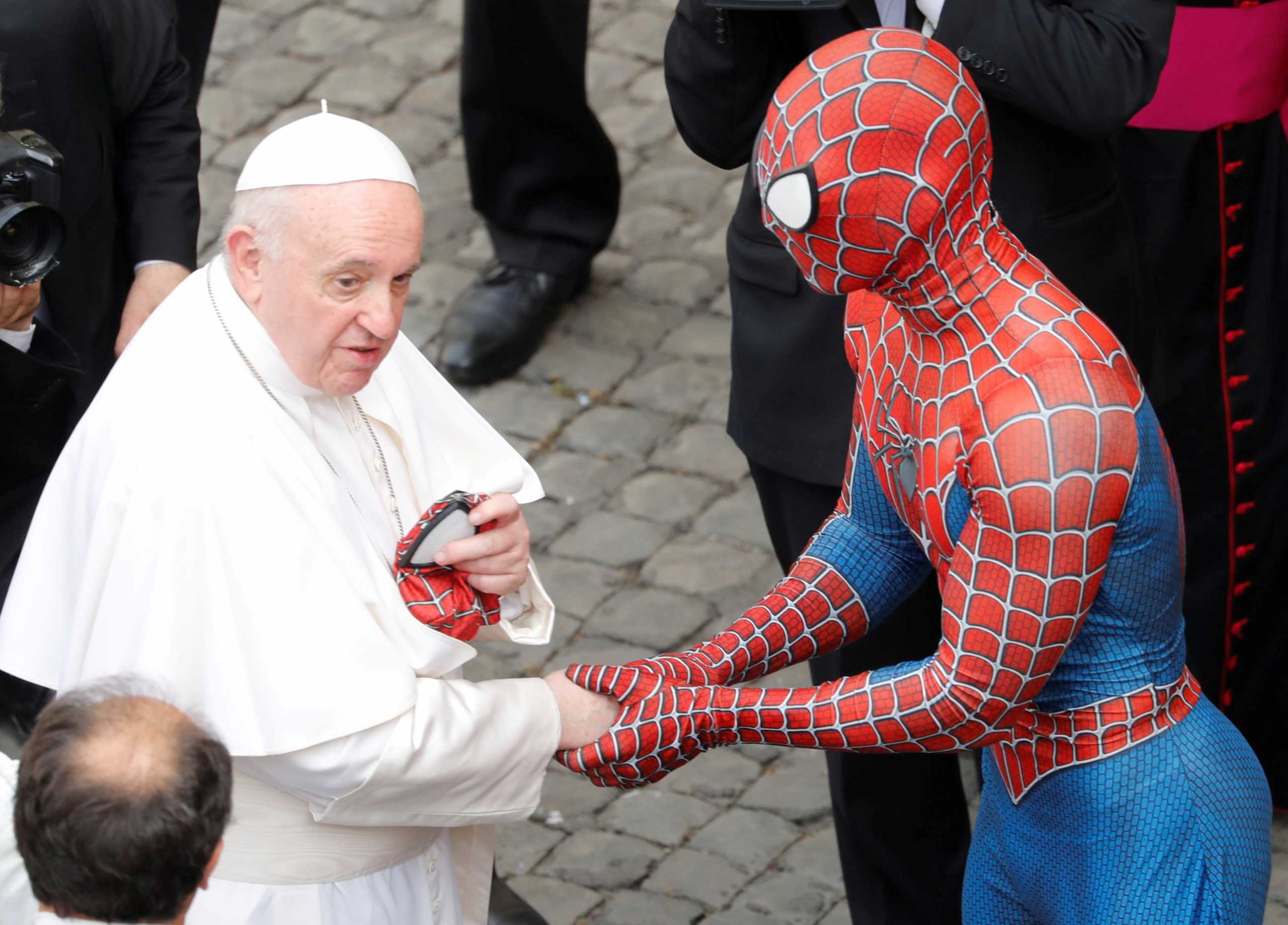 Όταν ο Πάπας Φραγκίσκος συνάντησε τον Spiderman (pics)