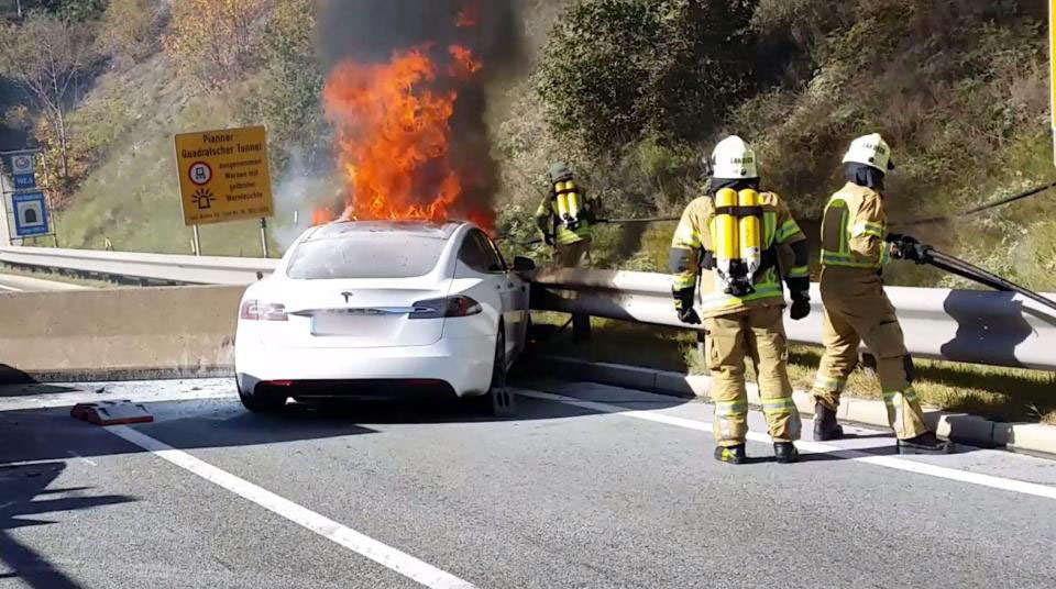 Τα ηλεκτρικά αυτοκίνητα και οι κίνδυνοι που επισημαίνουν οι πυροσβέστες