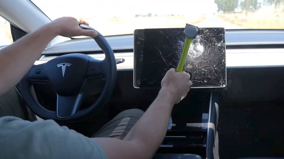 Τι θα συμβεί αν σπάσεις την οθόνη ελέγχου του Tesla την ώρα που οδηγείς; (video)