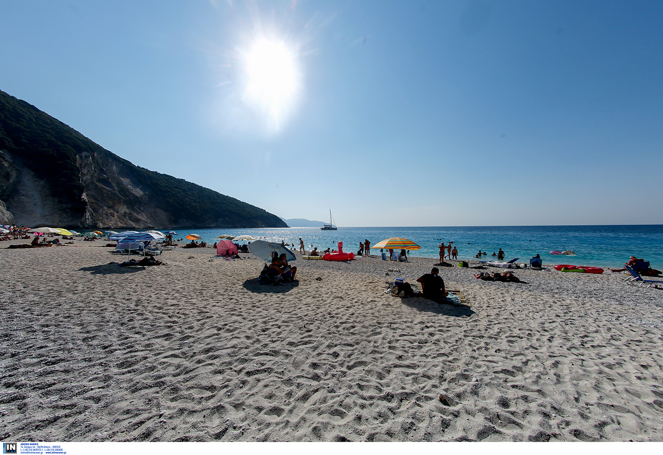 Ελληνικές παραλίες: Η άγνωστη εξωτική παραλία με τα γαλάζια νερά
