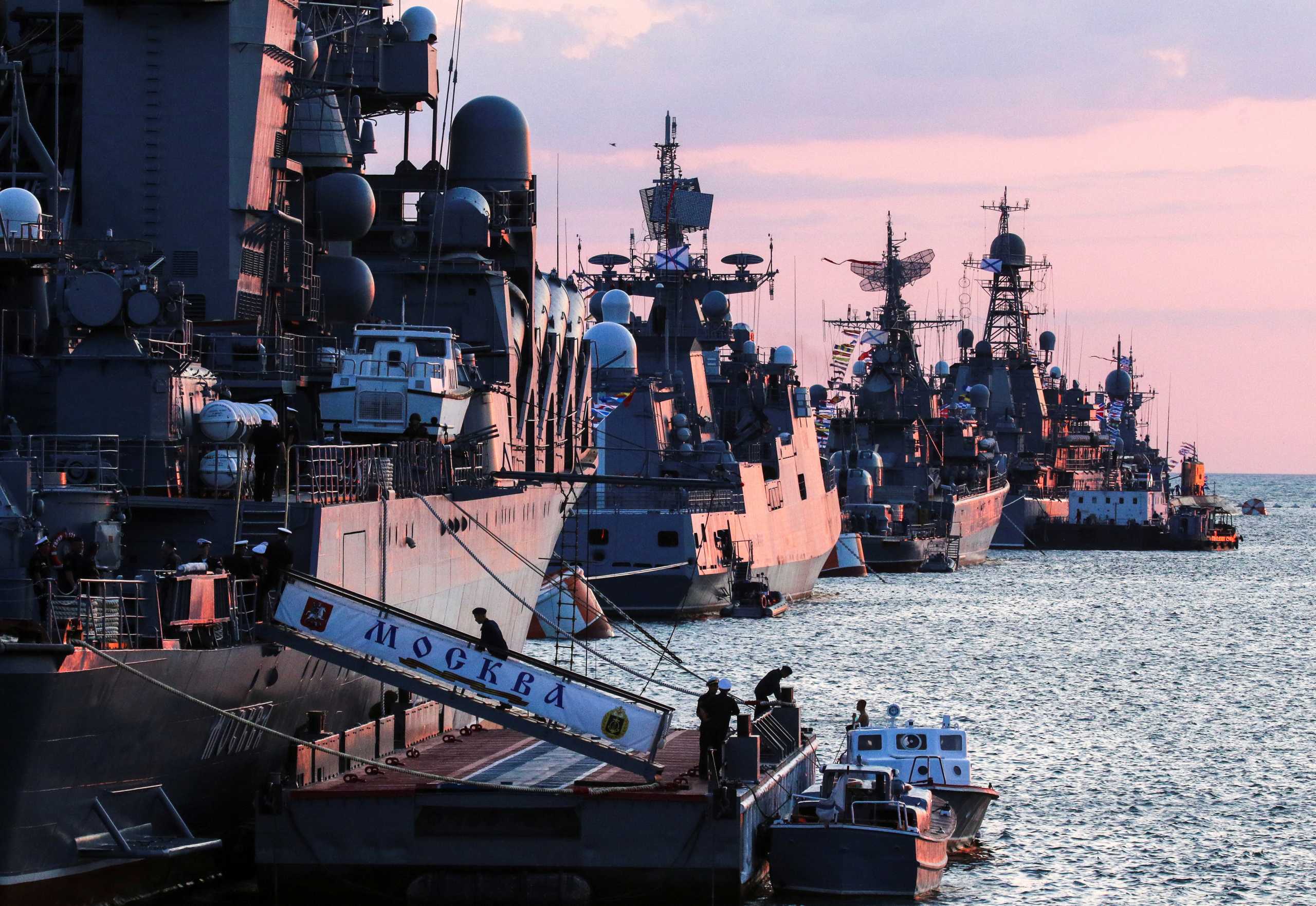 Ουκρανία – Η Ρωσία απειλεί: Θα ανοίξουμε πυρ εναντίον ξένων πλοίων και υποβρυχίων