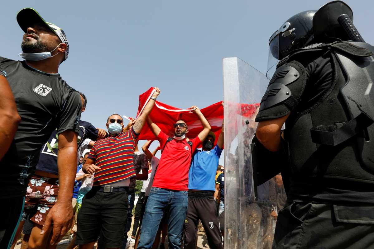 Τυνησία: Ο στρατός περικύκλωσε το πρωθυπουργικό μέγαρο – Μαζικές διαδηλώσεις στην Τύνιδα
