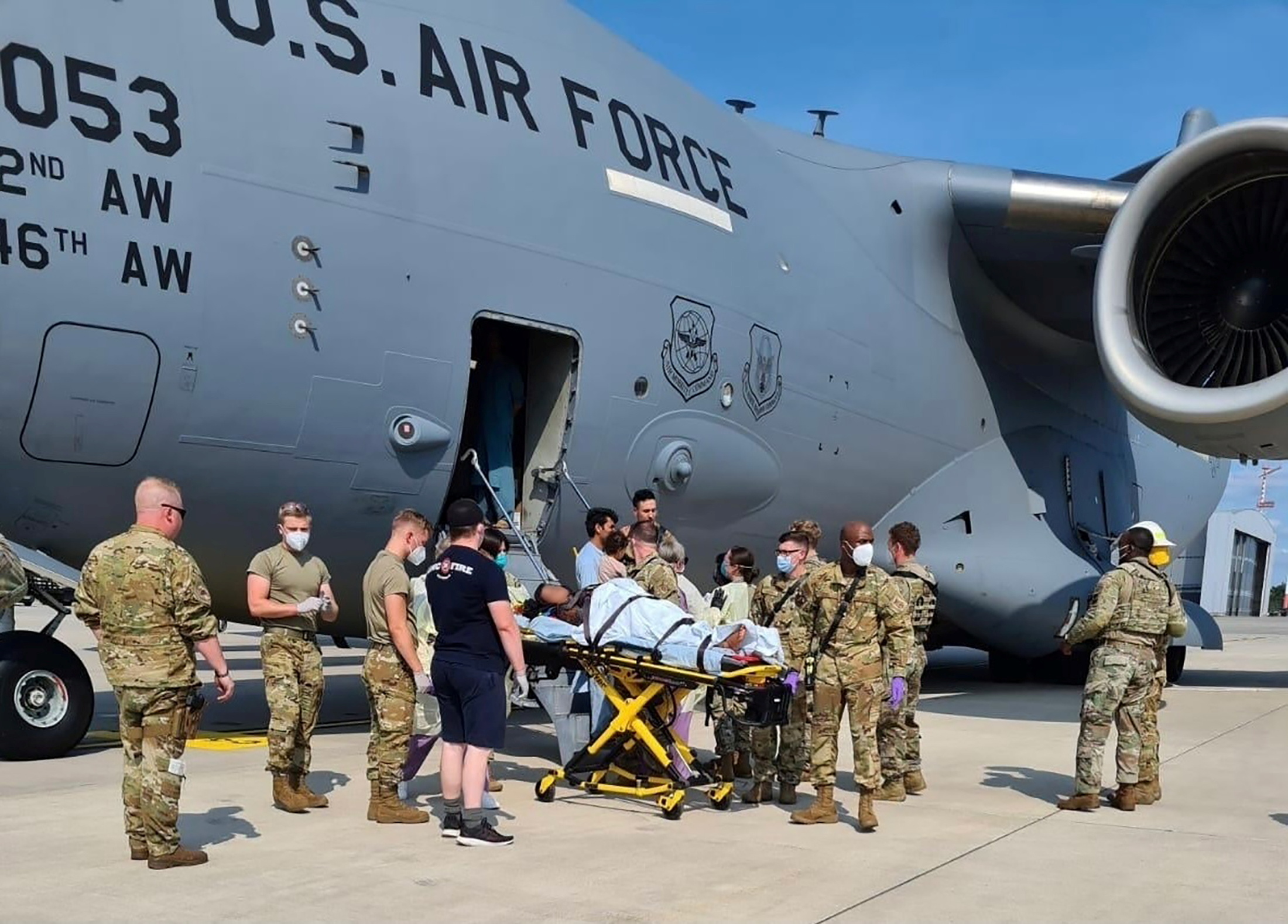 Афганцы самолет. C-17 Globemaster Афганистан. Самолет США В Афганистане. Афганцы на американском самолете. Самолет из Афганистана.