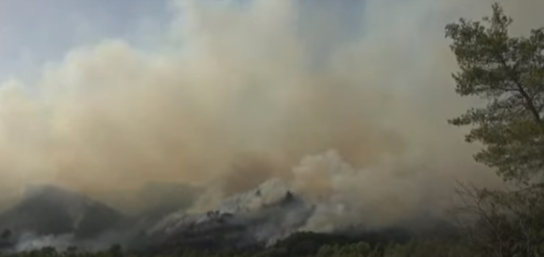 Φωτιά στο Αγρίνιο: Εκκενώνονται τα χωριά Παραδείσι και Περπάτη