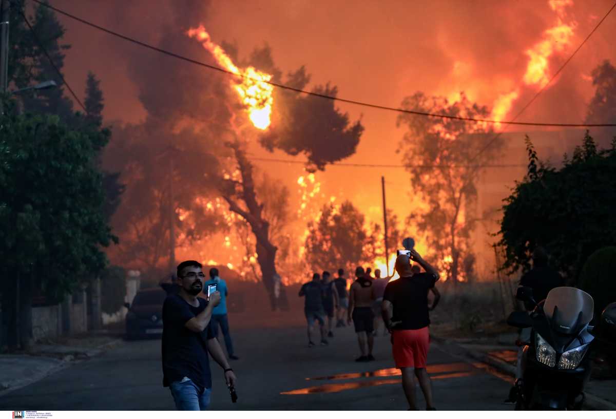 Λαβωμένη η Αττική ενώ καίει η φωτιά στη Βαρυμπόμπη – Η εντολή Μητσοτάκη