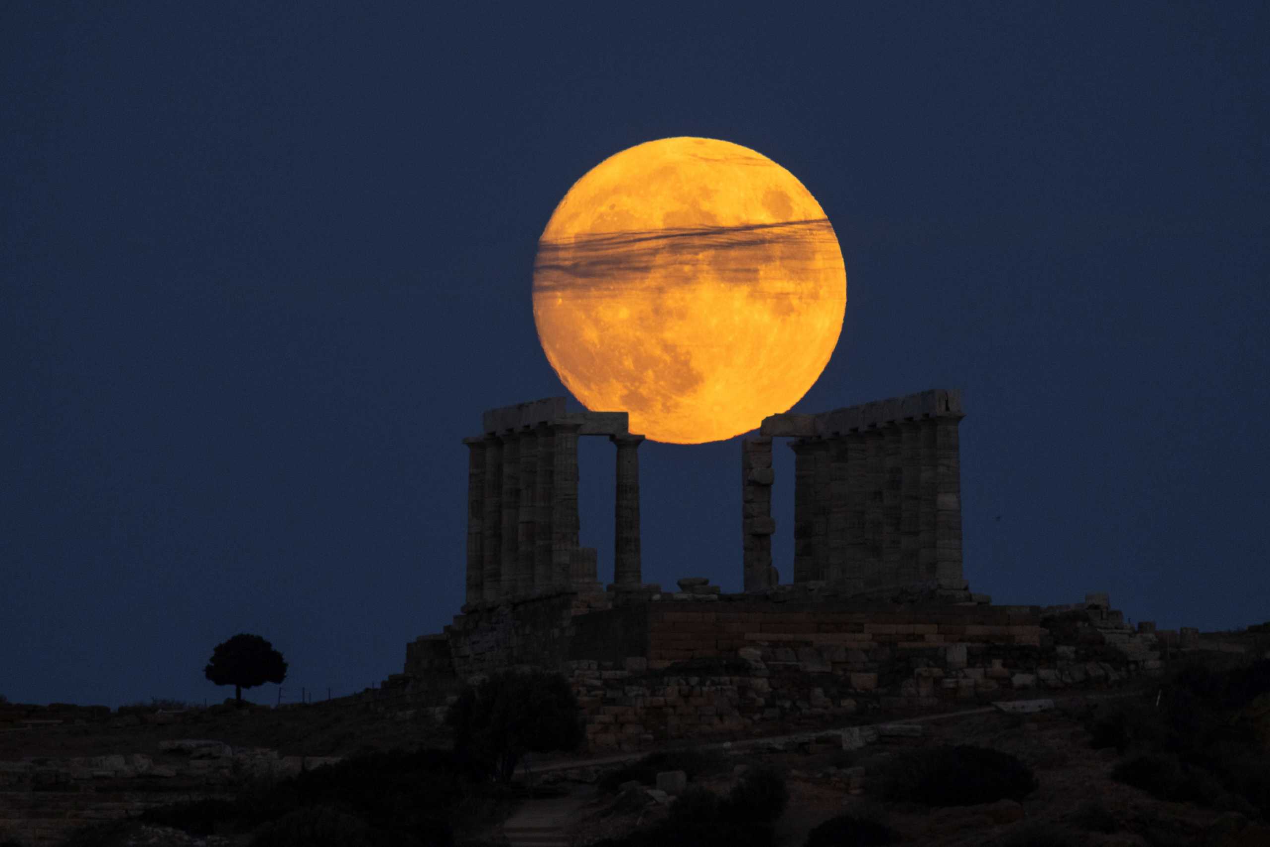 Πανσέληνος Αυγούστου: «Μάγεψε» το ολόγιομο φεγγάρι – Εντυπωσιακές εικόνες