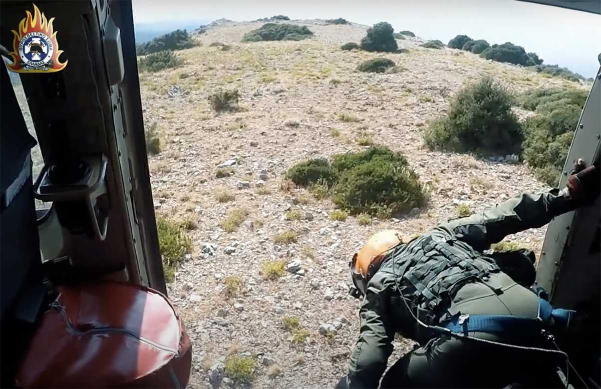 Φωτιές στην Ελλάδα: Τα «άγνωστα» πληρώματα helitack της Πυροσβεστικής και πώς επιχειρούν