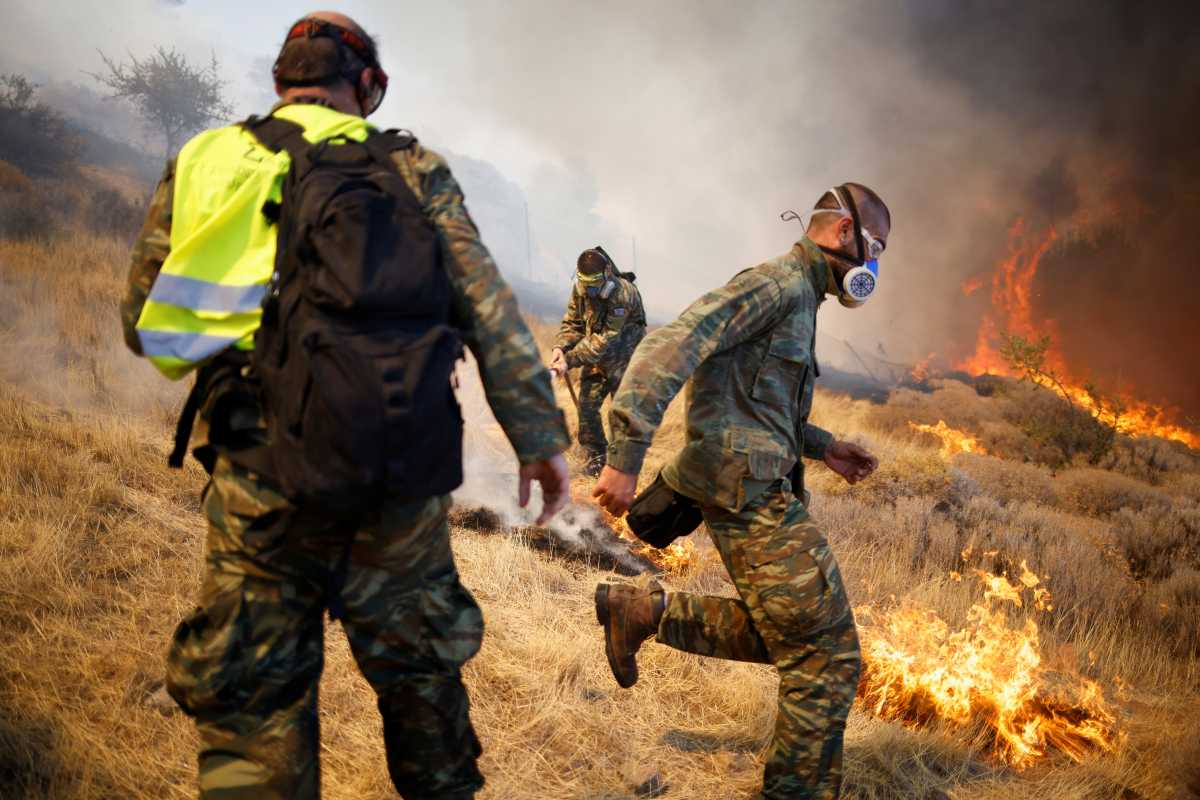Φωτιές στην Αττική: Μάχη με τις φλόγες σε Κερατέα και Βίλια
