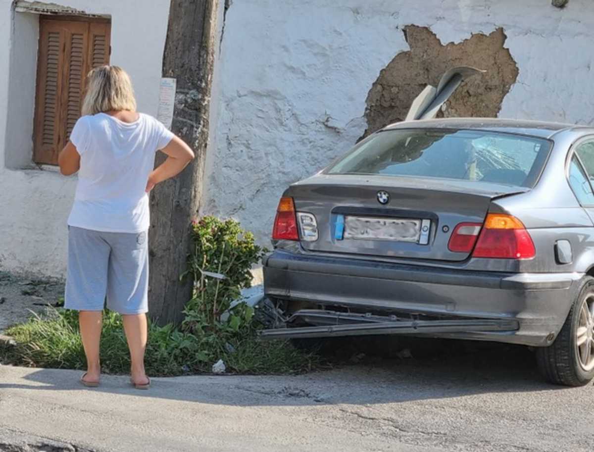 Τρίκαλα: Αυτοκίνητο «καρφώθηκε» σε τοίχο σπιτιού και άνοιξε τρύπα μετά από μετωπική σύγκρουση