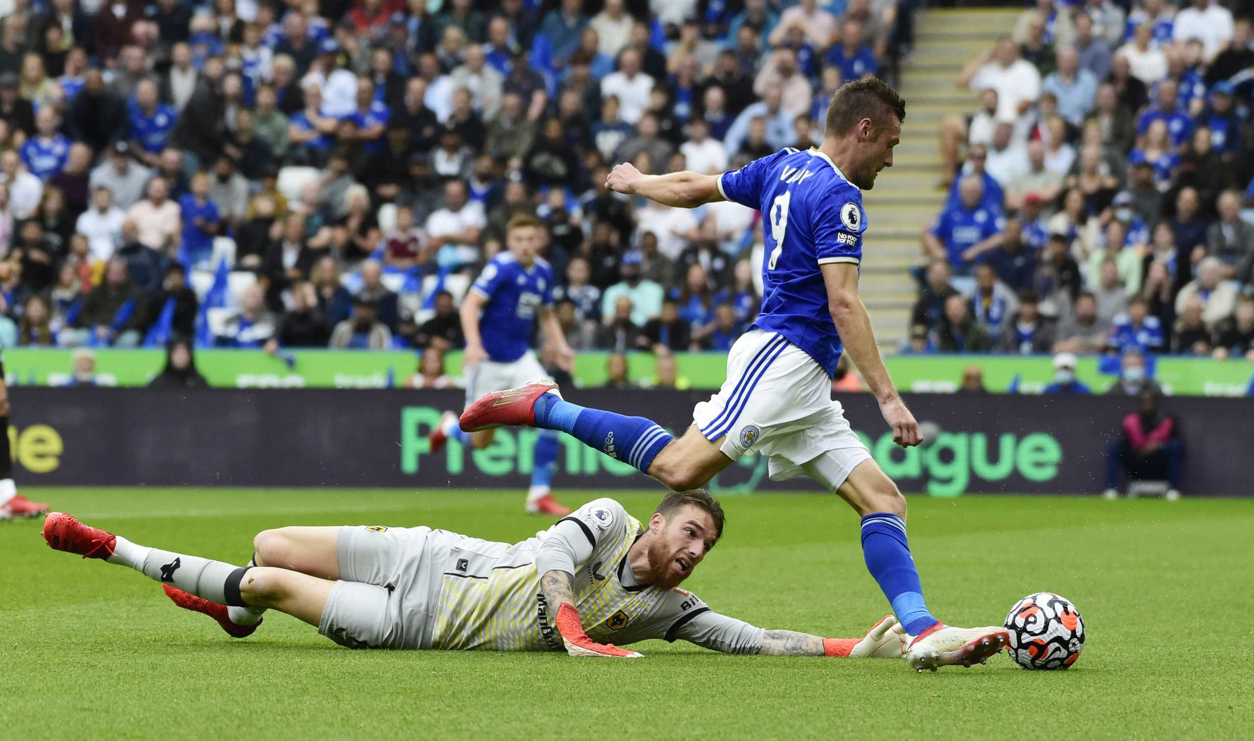 Soccer Football - Premier League - Leicester City v Wolverhampton Wanderers - King Power Stadium, Leicester, Britain - August 14, 2021 Leicester City's Jamie Vardy in action with Wolverhampton Wanderers' Jose Sa REUTERS