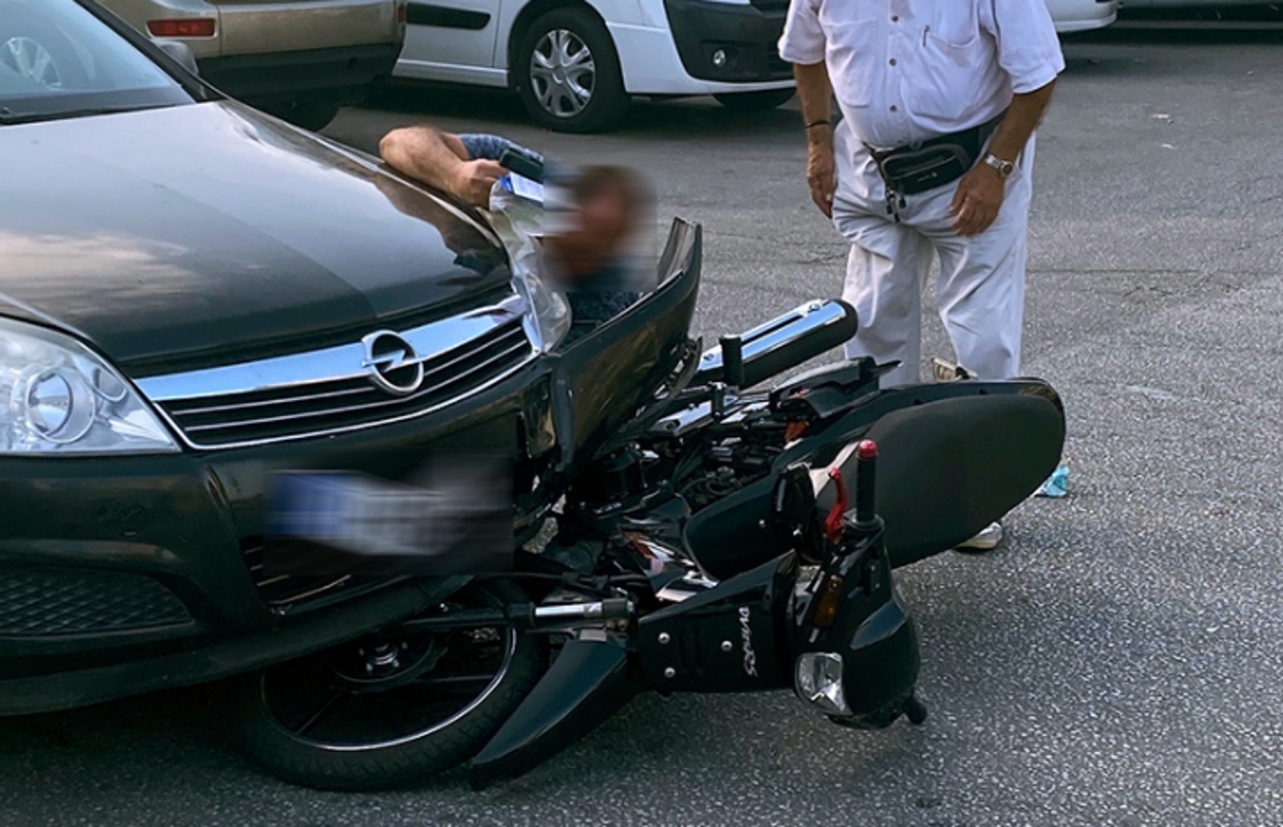 Τροχαίο μπροστά στο ΙΚΑ Καβάλας με τραυματία έναν μοτοσικλετιστή