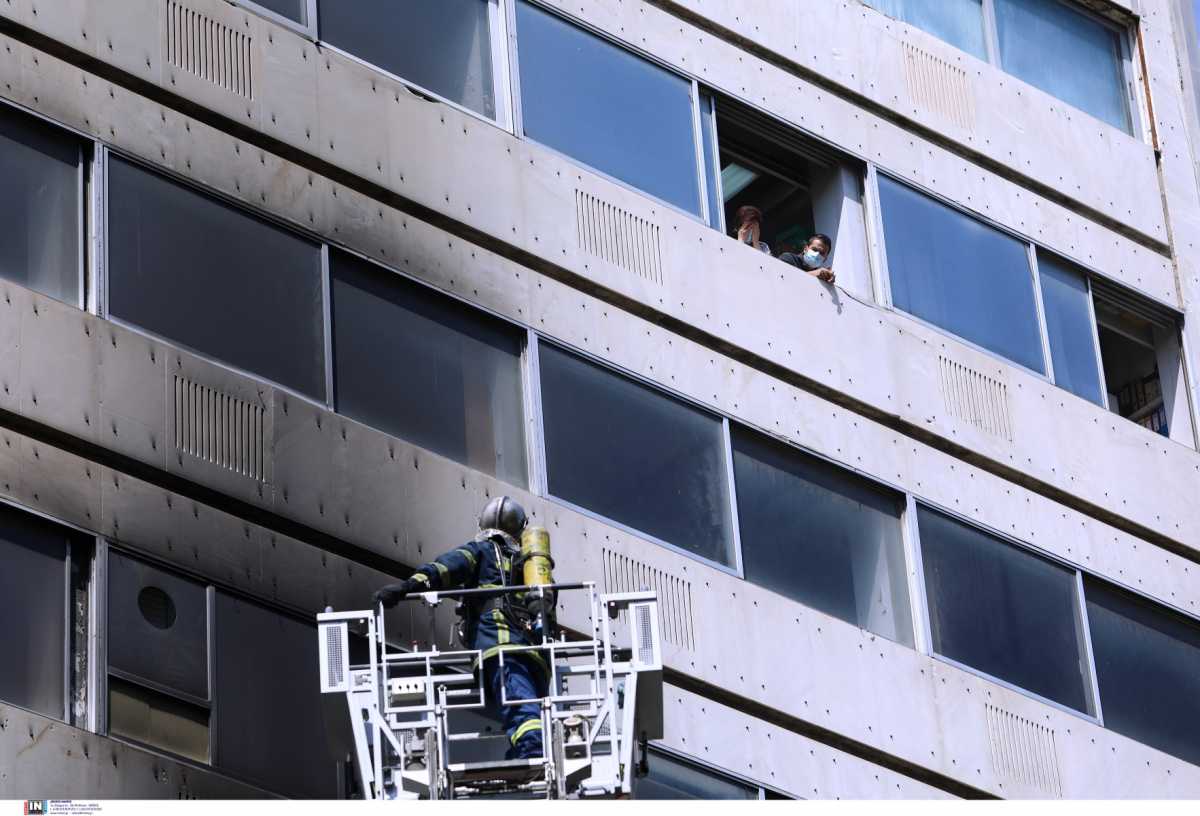 Φωτιά στην 3ης Σεπτεμβρίου: Απεγκλωβίστηκαν τρεις υπάλληλοι ασφαλιστικής εταιρίας