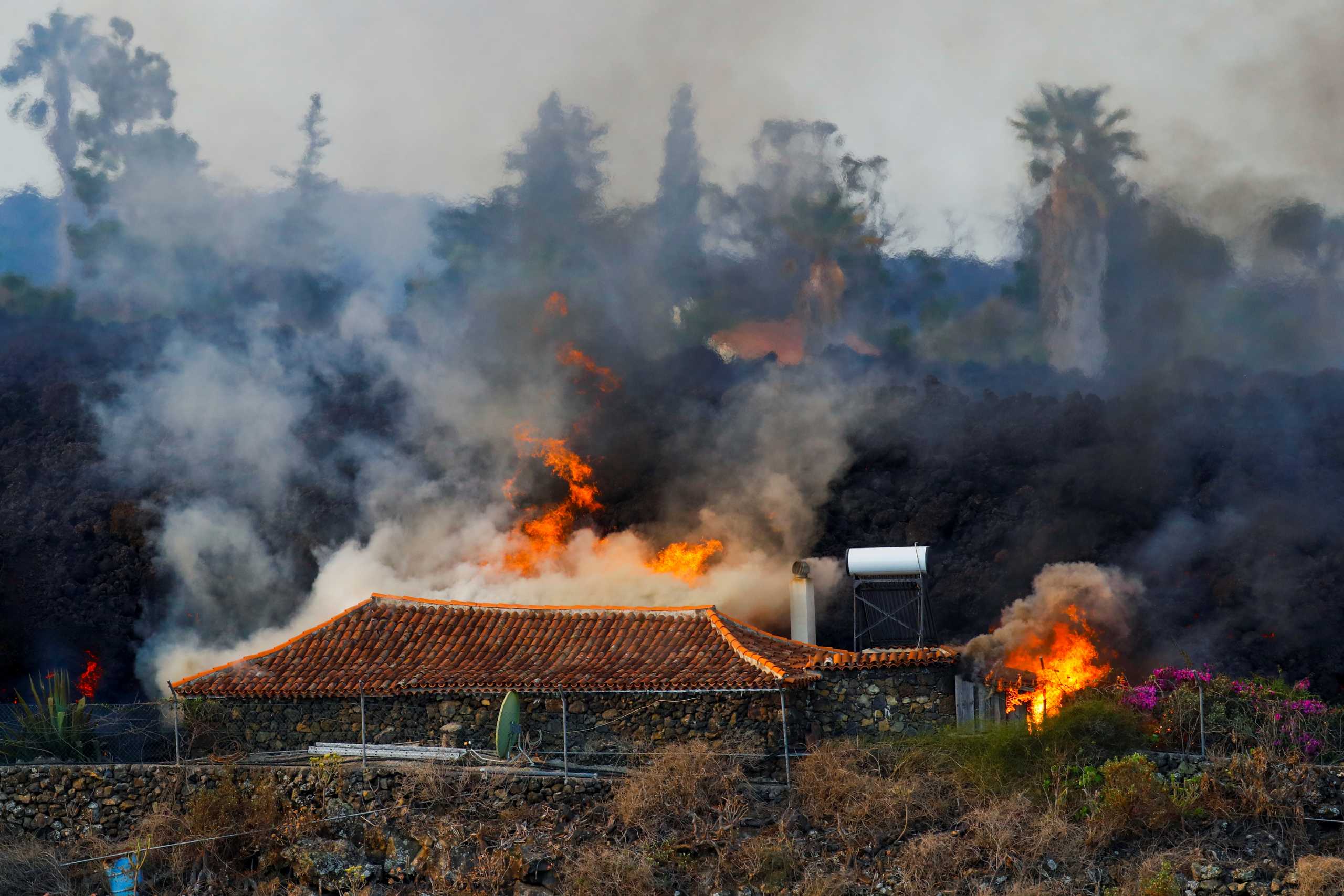 Έκρηξη ηφαιστείου στην Λα Πάλμα: Η λάβα έχει «καταπιεί» πάνω από 100 σπίτια