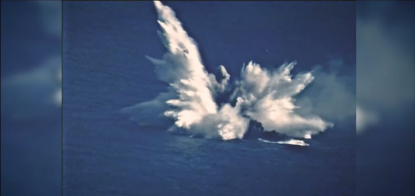 «Κόπηκε στα δύο» το USS Ingraham – Εντυπωσιακό βίντεο από βύθιση φρεγάτας των ΗΠΑ