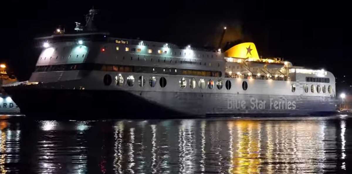Σύρος: Το Blue Star 2 μπαίνει στο λιμάνι και με μια μανούβρα δένει σε μόλις τρία λεπτά