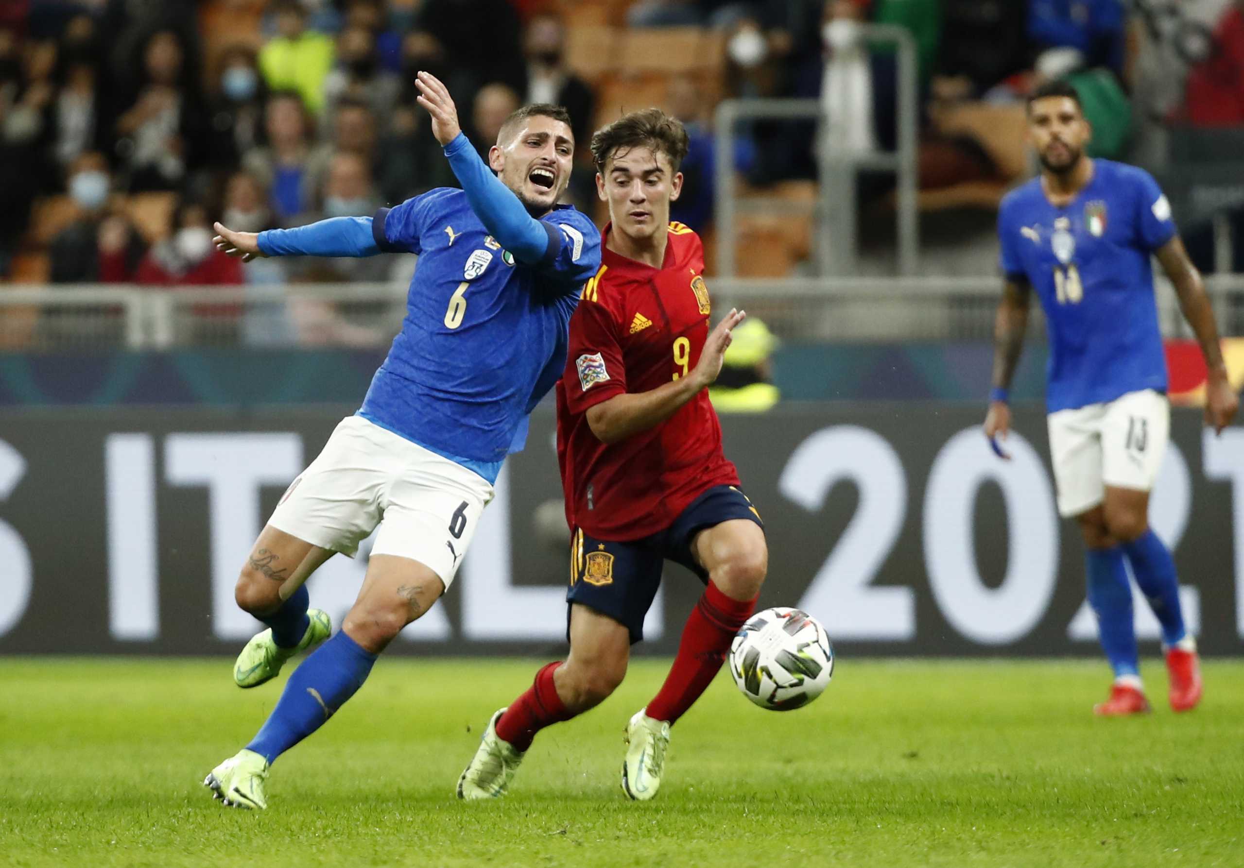 Soccer Football - UEFA Nations League - Semi Final - Italy v Spain - San Siro, Milan, Italy - October 6, 2021 Italy's Marco Verratti in action with Spain's Gavi REUTERS