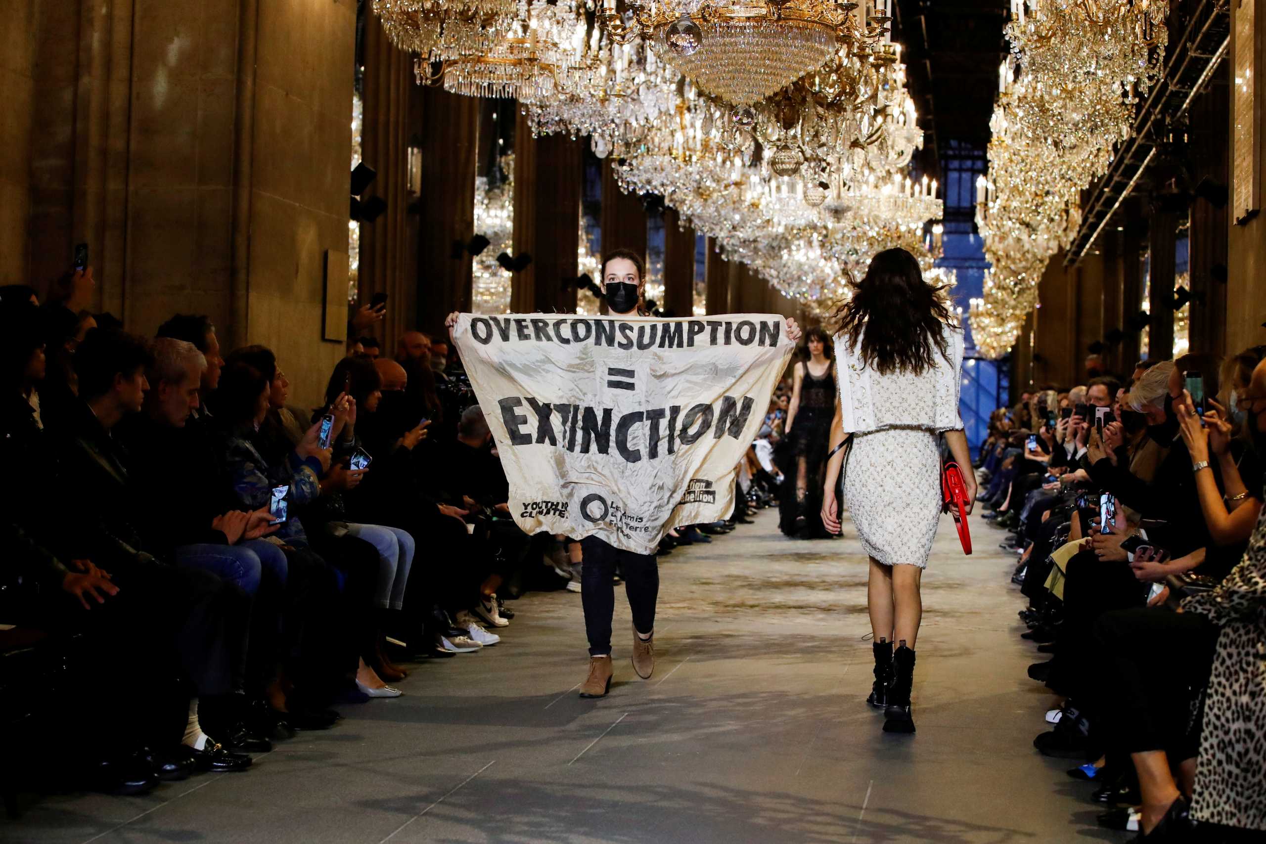 Ακτιβίστρια μπήκε στην επίδειξη του οίκου Louis Vuitton και έκανε πασαρέλα με πανό
