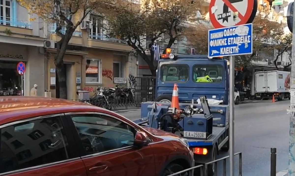 Θεσσαλονίκη: Το μποτιλιάρισμα στην Τσιμισκή έφερε γερανό της τροχαίας που «σήκωσε» δύο αυτοκίνητα