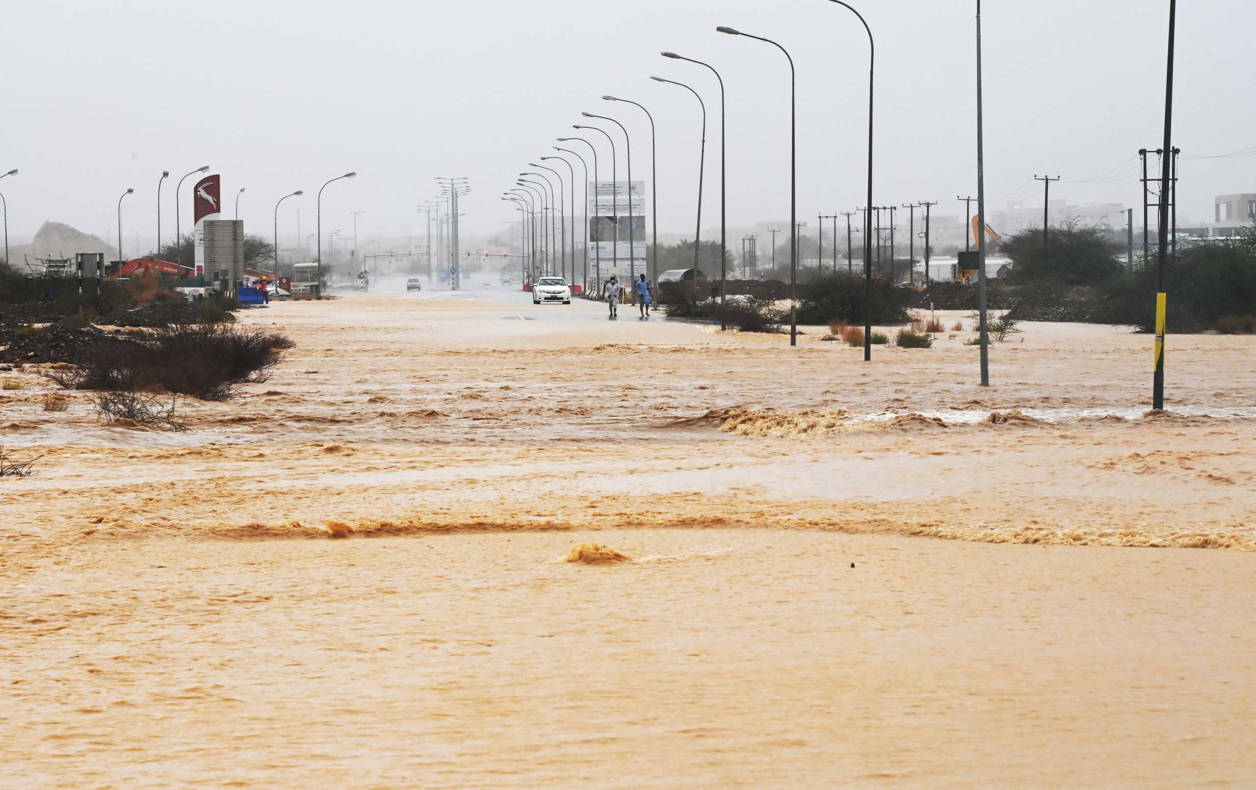 Το Ομάν «πνίγεται» από τον τυφώνα Σαχίν – Τρεις νεκροί και εικόνες αποκάλυψης