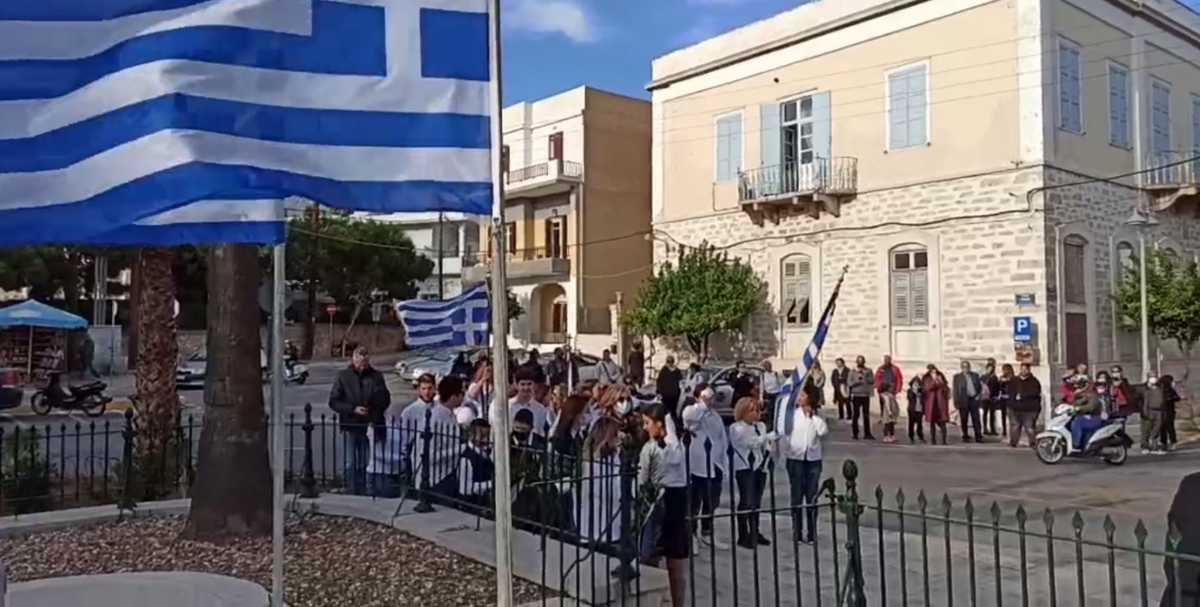 28η Οκτωβρίου: Παρέλασαν με ανάποδα τη σημαία στη Σύρο