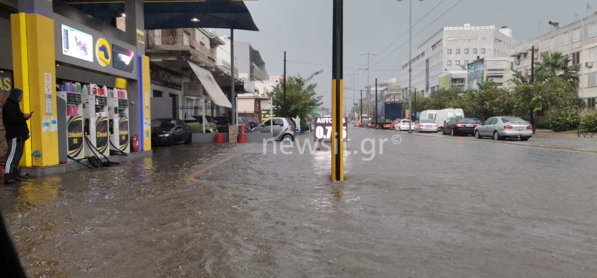 Καιρός: Δρόμοι «ποτάμια», διακοπή ρεύματος, απεγκλωβισμοί και πλημμυρισμένα σπίτια και υπόγεια