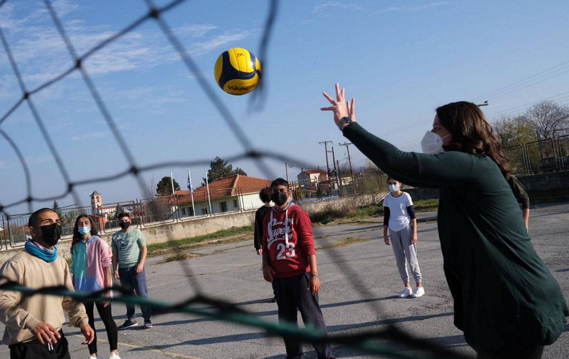 Η Νίκη Κεραμέως στη Φλώρινα – Είδε από κοντά τα νέα καινοτόμα προγράμματα στα σχολεία και έπαιξε βόλεϊ με μαθητές