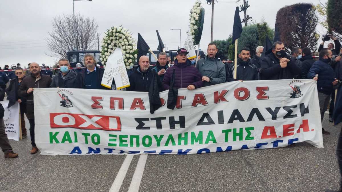 Κοζάνη: Ένταση λίγο πριν την άφιξη του Κυριάκου Μητσοτάκη – Στεφάνια και μαύρες σημαίες