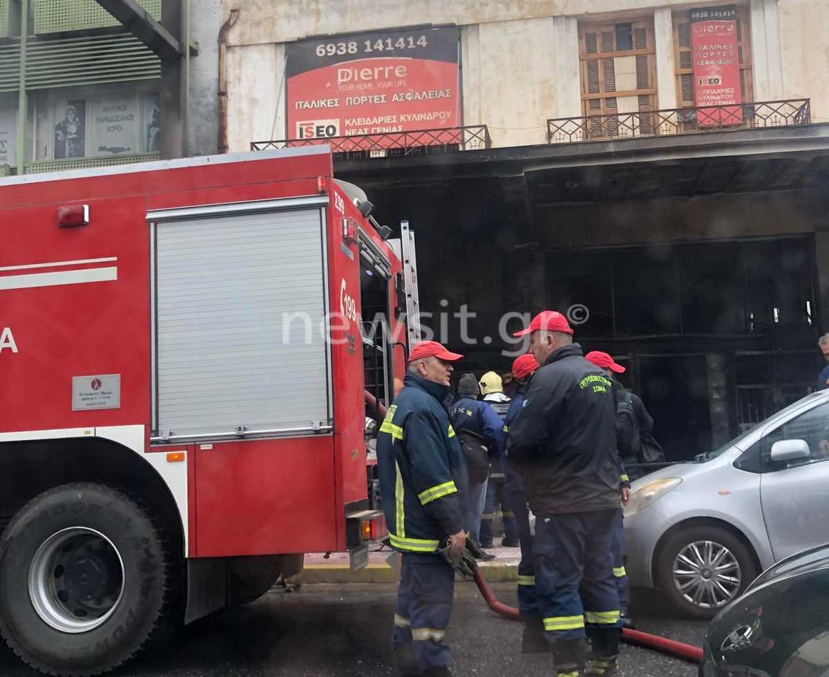 Φωτιά σε αποθήκη στον Πειραιά