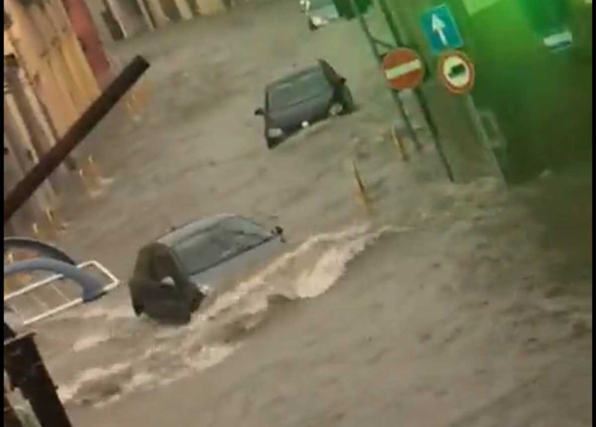 Ιταλία – Σαρδηνία: Σαρώνουν τα πάντα οι καταστροφικές πλημμύρες – Ένας αγνοούμενος
