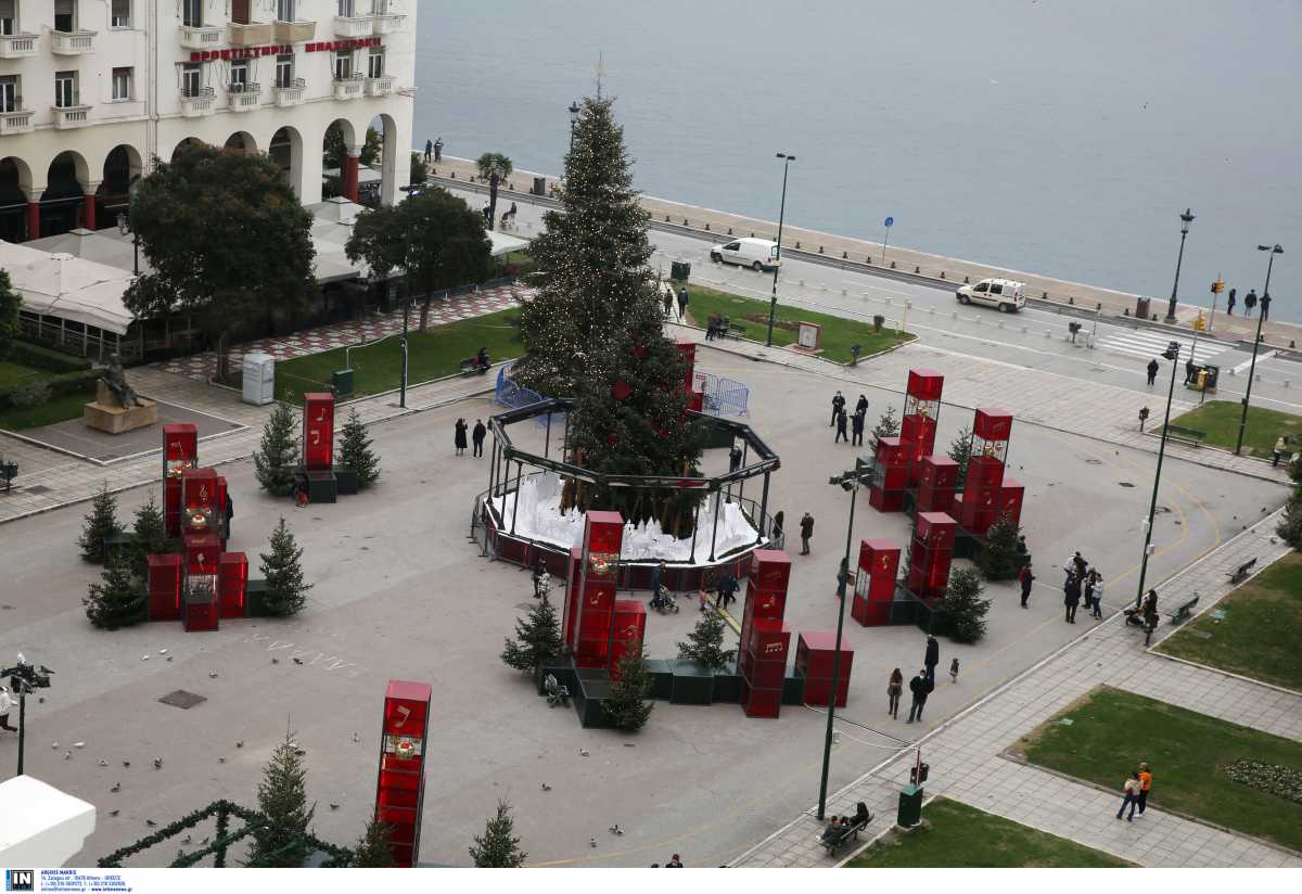 Θεσσαλονίκη: Σκαρφάλωσαν και έλυσαν το χριστουγεννιάτικο έλατο στην πλατεία Αριστοτέλους
